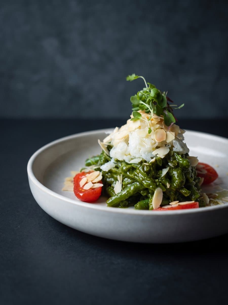 El plato transformado con Dishlook: luz lateral y fondo oscuro.